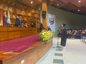 La graduanda en derecho Jade Plasencia Bezzi recibió mención Summa Cun Laude e hizo la petición de títulos en nombre de sus compañeros de promoción ante el Rector.