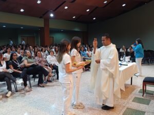 El presbítero Elking Rincón celebró la Misa de Acción de Gracias.